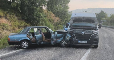 Bursa'da minibüs ile otomobil çarpıştı, 2 yaralı