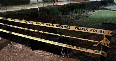 Bursa'da navigasyon hatası sonucu otomobil dereye uçtu
