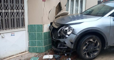Bursa'da Otomobil ile Cip Çarpıştı, Çarpan Araç Eve Girdi