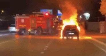 Bursa'da otomobil yangını: Seyir halindeki araç alev topuna döndü