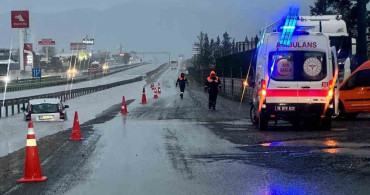Bursa'da Sağanak Yağış Sonrası Otomobil Su Birikintisine Girdi