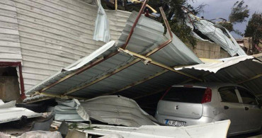 Bursa'da Sanayi Sitesini Hortum Vurdu