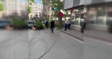 Bursa'da Seyir Halindeki Araçların Üzerine Ağaç Devrildi: 1 Yaralı