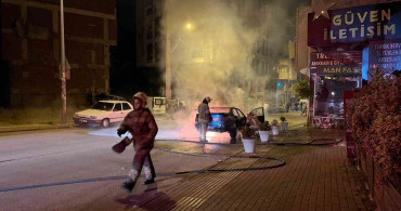 Bursa'da seyir halindeki otomobil yangına bulandı