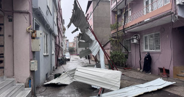 Bursa'da Şiddetli Sağanak ve Rüzgar Hayatı Olumsuz Etkiliyor