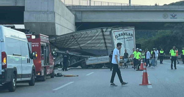 Bursa'da su yüklü tırın kaza yapması sonucu sürücü hayatını kaybetti