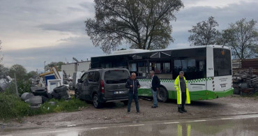 Bursa'da Trafik Kazası: Belediye Otobüsü ile Kamyon Çarpıştı