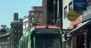 Bursa'da tramvay yolculuğunda çocukların tehlikeli anları kaydedildi