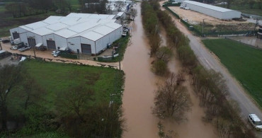 Bursa'da Ürünlü Deresi Taştı: Araçlar Mahsur Kaldı