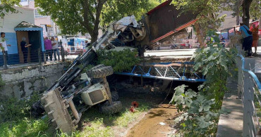 Bursa’da vinç devrildi, kepçe dereye düştü