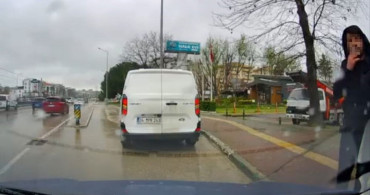 Bursa'da Yol Verme Kavgası: 3 Kişi Sürücüye Saldırdı