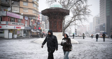 Bursa'nın Kent Merkezinde Kar Yağışı Etkili Oluyor