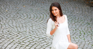 Buse Varol Yeni Programı İçin İmzaları Attı