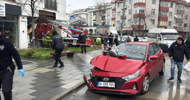 Büyükçekmece'de Kontrolden Çıkan Kamyon İş Yerine Girdi