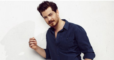 Çağatay Ulusoy O Ünlü İsimle Beraber!