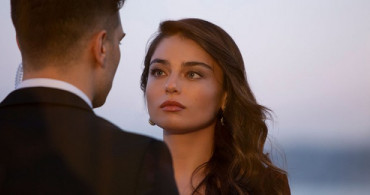 Çağatay Ulusoy ve Ayça Ayşin Turan'ın Yakınlaşma Sahnesi Bomba Etkisi Yarattı