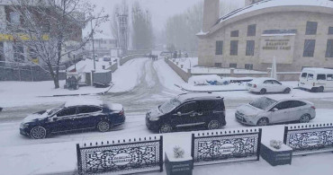 Çaldıran'da Nisan Ortasında Kar Sürprizi