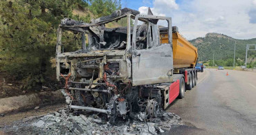 Cam madeni yüklü tır seyir halindeyken alev aldı, sürücü son anda kurtuldu