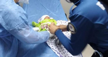 Cami Avlusunda 5 Günlük Bebek