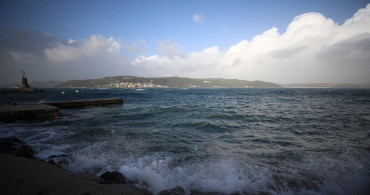 Çanakkale Boğazı Fırtına Nedeniyle Geçişlere Kapandı