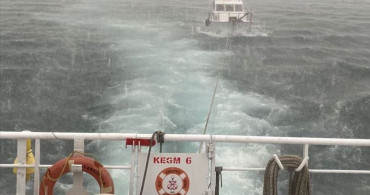 Çanakkale Boğazı'nda Arızalanan Tekne Kurtarıldı