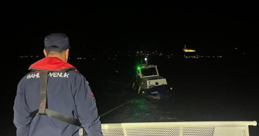 Çanakkale Boğazı'nda Arızalı Teknedeki Üç Kişi Kurtarıldı