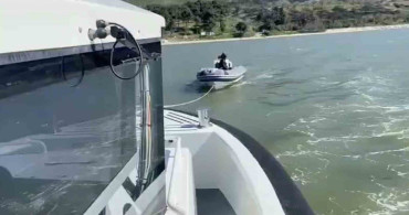 Çanakkale Boğazı'nda Sürüklenen Lastik Botun Kurtarılması
