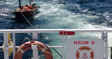 Çanakkale boğazında sürüklenen tekne kurtarıldı
