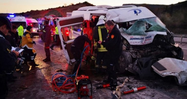  Çanakkale’de İşçi Minibüsü Vinç İle Çarpıştı: 15 Yaralı