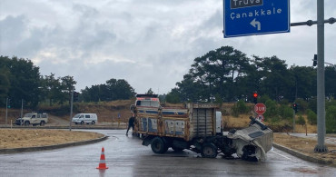 Çanakkale'de Kamyon ile Kamyonet Çarpıştı: 1 Ölü