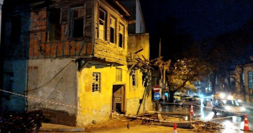 Çanakkale'de Sağanak Yağış Metruk Binayı Çökertti