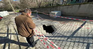 Çanakkale'de Yol Çökmesi: 2 Metrelik Çukur Oluştu