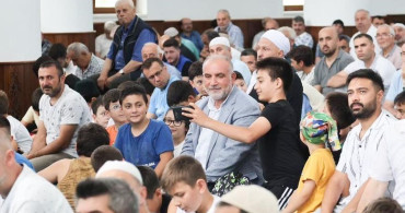 Canik’te camiye gelen hediyeyi alıyor