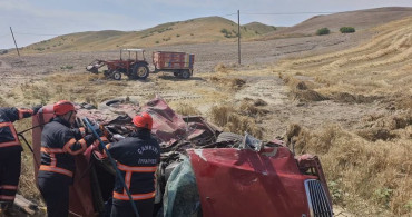Çankırı'da hafif ticari araç ile otomobil çarpıştı: 3 ölü, 4 yaralı