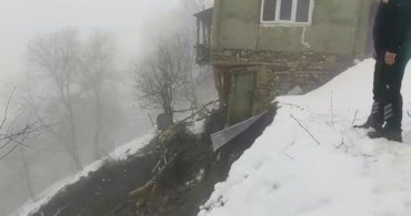 Çatak'ta Toprak Kayması: 2 Katlı Ev Hasar Gördü