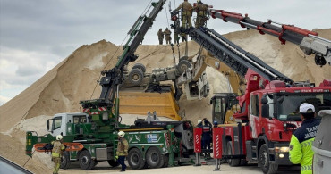 Çatalca'da İş Kazası: Hafriyat Kamyonu Devrildi, Bir İşçi Hayatını Kaybetti