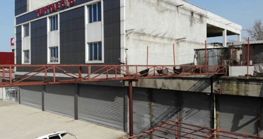 Çatısında Beklediği Tavukları İçin Üst Geçit Yaptı