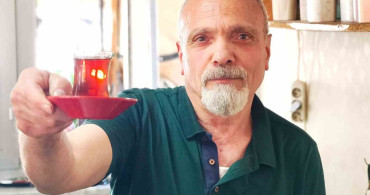 Çay demlerken şiir yazıyor: 40 yıllık çaycı şiirleriyle gönül ısıtıyor
