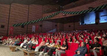 Çayırova'da genç tiyatrocuların sahnelediği oyun beğeni topladı