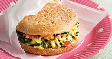 Çedarlı Omlet Sandviç Tarifi