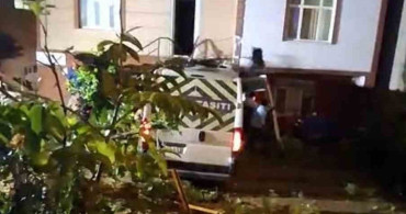 Çekmeköy'de servis minibüsü evin bahçesine uçtu: 1 yaralı
