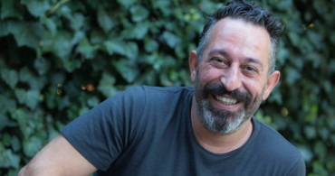 Cem Yılmaz'dan Takipçisine Piyano Jesti!