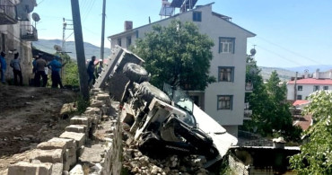 Çemişgezek'te Doğalgaz Çalışmaları Sırasında Kepçe Devrildi