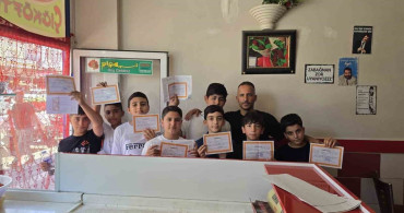 Çermik'te takdir belgelerini alan öğrenciler çiğköfteciye akın etti