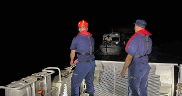 Çeşme'de motor arızası nedeniyle sürüklenen teknedeki 3 kişi kurtarıldı