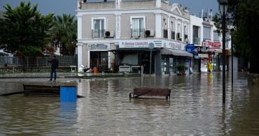 Çeşme'de Sağanak Yağış Hayatı Olumsuz Etkiliyor