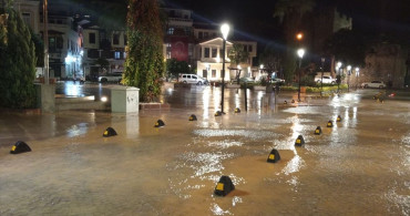 Çeşme'de Şiddetli Sağanak Yağış Hayatı Vasıtalarla Zorlaştırdı