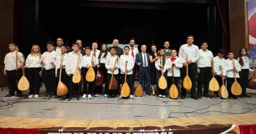 Ceyhan'da Bağlama Kursiyerleri İlk Konsertini Verdi