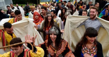 Cezayir Cumhurbaşkanı İstifa Etti, Sokaklarda Kutlamalar Başladı