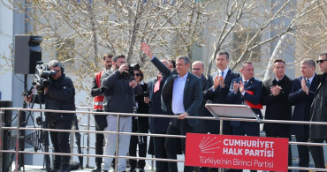 CHP Genel Başkanı Özgür Özel'in Burdur Mitingi: Darbeler ve İran Üzerine Önemli Açıklamalar